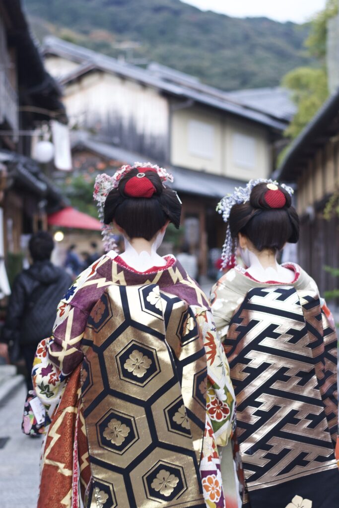 京都観光おすすめ。舞妓さんと芸妓さんの違い。着物の着つけ。祇園デート。お座敷。京都旅行。八坂神社