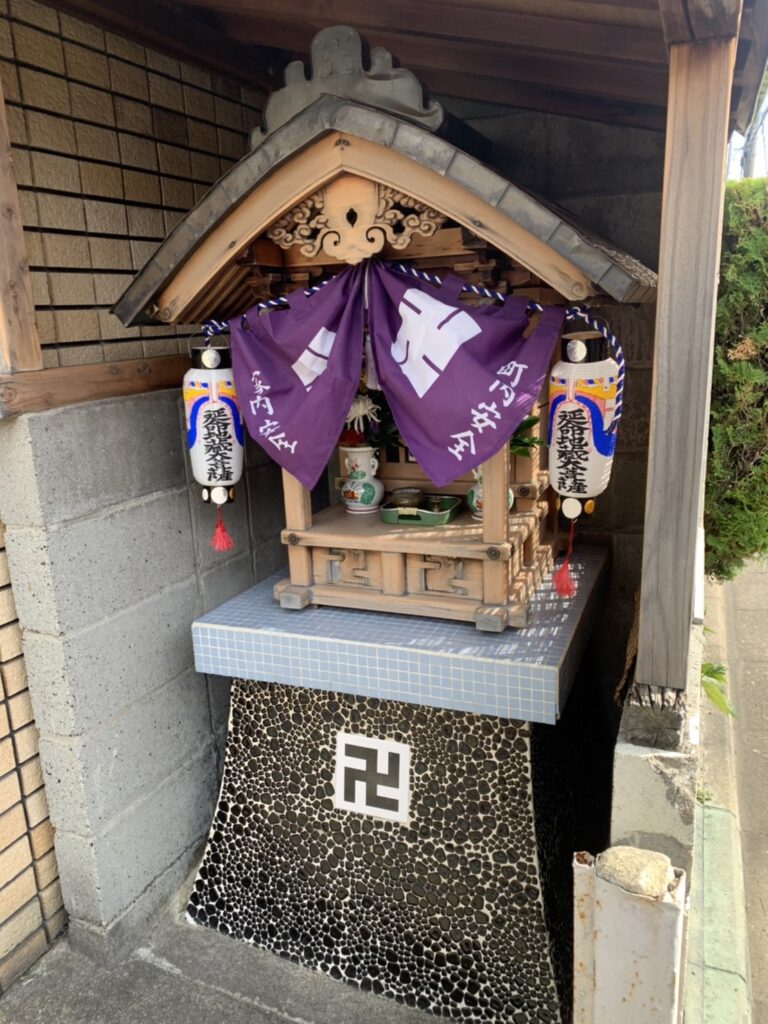 京都の至るところで見かける祠（ほこら）。祠は何を祀っているのか？神社とお寺との関係性や違いは何なのかの謎に迫る。