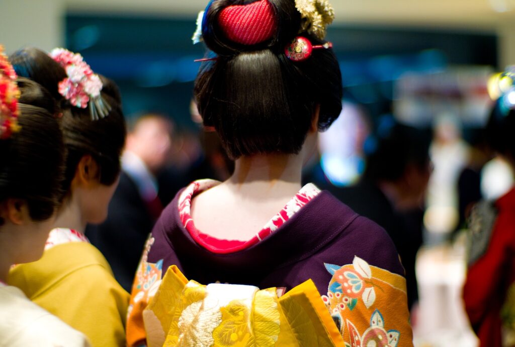 京都観光おすすめ。舞妓さんと芸妓さんの違い。着物の着つけ。祇園デート。お座敷。京都旅行。八坂神社