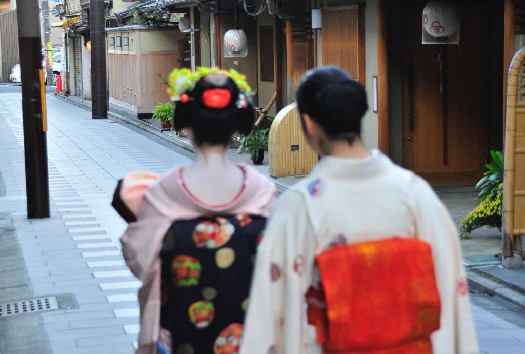 京都観光おすすめ。舞妓さんと芸妓さんの違い。着物の着つけ。祇園デート。お座敷。京都旅行。八坂神社