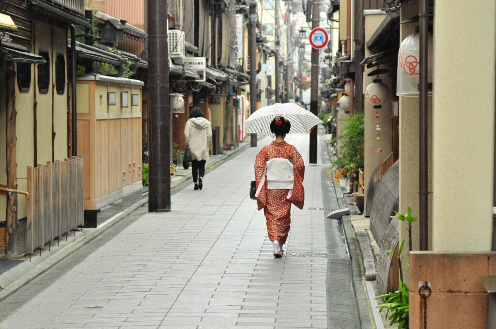 京都観光おすすめ。舞妓さんと芸妓さんの違い。着物の着つけ。祇園デート。お座敷。京都旅行。八坂神社
